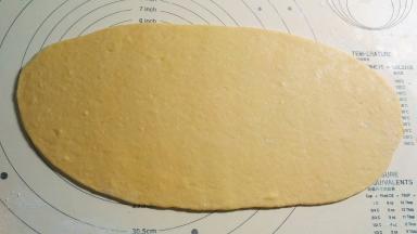 将醒好的面团用擀面杖擀成面皮，再切成细条，别切太粗，等会炸的时候会膨胀