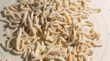 热油锅，将切好的面条撒上生粉防粘