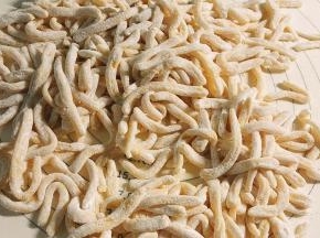 热油锅，将切好的面条撒上生粉防粘
