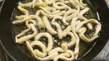 玉米油烧热至油温150℃左右，将切好的坯条抖掉多余的生粉，放入锅中炸至金黄备用。