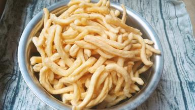 炸好的酥条，金黄金黄的，放入烤箱低温保温备用