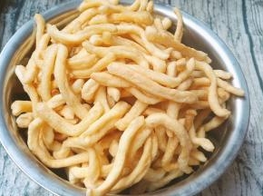 炸好的酥条，金黄金黄的，放入烤箱低温保温备用