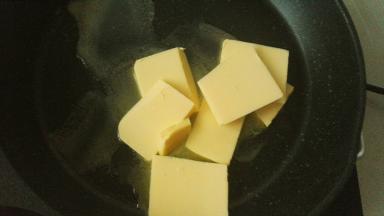 接下来开始牛扎糖部分，不粘锅内放入黄油，小火将它慢慢融化