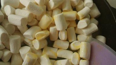 再放入棉花糖，小火将棉花糖炒融化