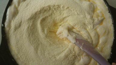 再放入奶粉，并快速搅拌，搅拌均匀后关火