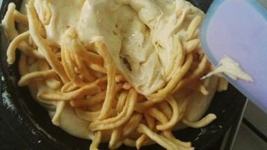 倒入炸好的酥条，用刮刀用力翻版均匀，可移到硅胶垫上操作