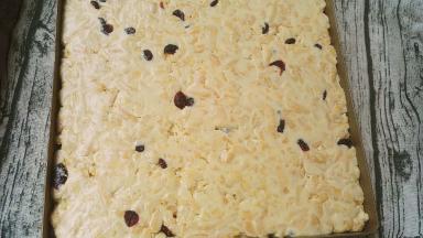 放入金色烤盘，用擀面杖压严实整平整