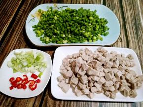 所有食材洗净，猪肉 蒜苔切末，切葱花 小米椒