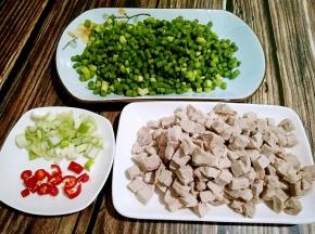 所有食材洗净，猪肉 蒜苔切末，切葱花 小米椒