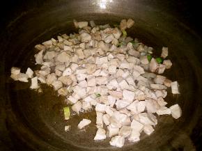 油烧热，葱花煸香， 倒入猪肉略炒