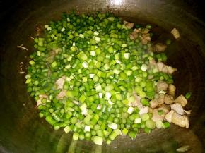 倒入蒜苔翻炒至熟