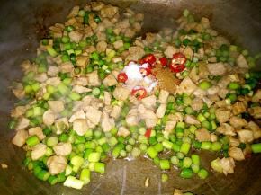 加小米椒，盐，孜然粉炒匀起锅