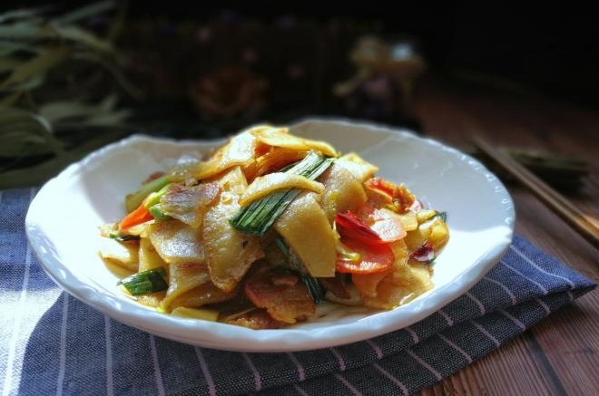 腊肉炒土豆饼