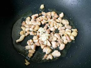 放入大蒜翻炒出香味。