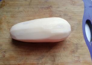 鲜莲藕一节洗净去皮；