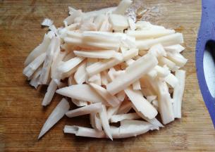 然后切成均匀的藕条，过清水冲洗下沥干备用；