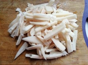 然后切成均匀的藕条，过清水冲洗下沥干备用；