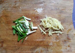 再准备适量葱段，姜丝备用；
