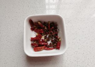 准备适量干红辣椒，花椒备用；（重口味的可适量加量）
