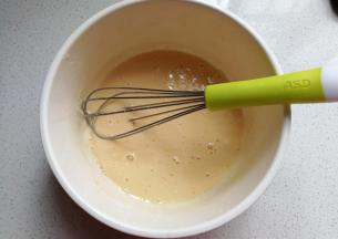 制作脆皮糊：面粉，淀粉，全蛋液，盐加适量清水搅拌均匀；