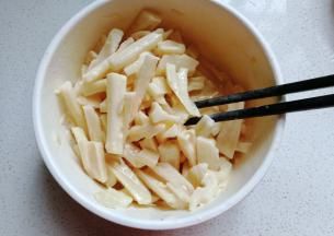 然后把沥干的藕条放入脆皮糊中翻拌均匀挂糊；