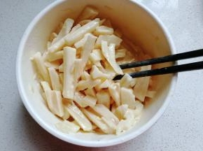 然后把沥干的藕条放入脆皮糊中翻拌均匀挂糊；