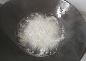 锅中入适量油，五六成热时放入挂糊的藕条中火炸制；（一次不要炸太多，可分次炸制）