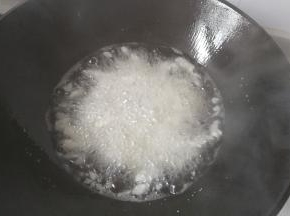锅中入适量油，五六成热时放入挂糊的藕条中火炸制；（一次不要炸太多，可分次炸制）