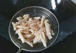 炸至藕条微黄发硬定型后捞起控油；