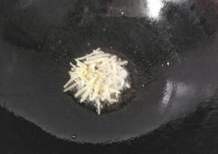 锅中留底油，先放入姜丝煸出香味；