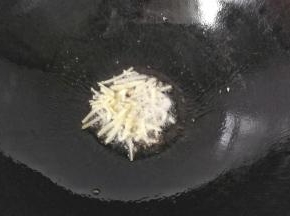 锅中留底油，先放入姜丝煸出香味；