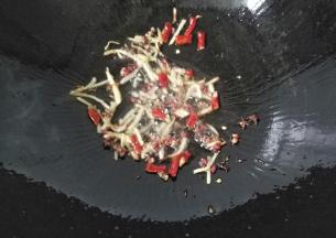 再放入花椒和干红辣椒煸出香味；