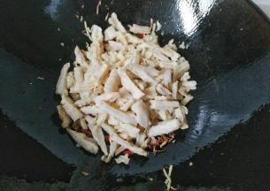 再放入藕条，翻炒均匀；