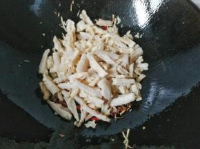 再放入藕条，翻炒均匀；