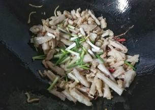 然后放入葱段，调入适量盐翻炒均匀；