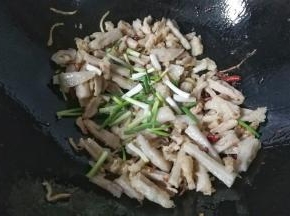 然后放入葱段，调入适量盐翻炒均匀；