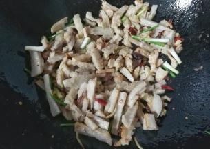 再依次调入适量白糖，胡椒粉，鸡精，孜然粉和孜然粒快速翻炒均匀；