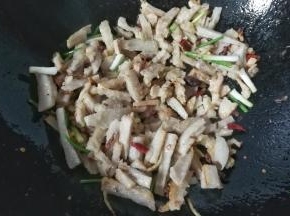 再依次调入适量白糖，胡椒粉，鸡精，孜然粉和孜然粒快速翻炒均匀；
