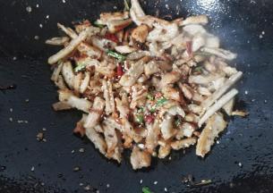 最后撒适量熟白芝麻，起锅装盘；