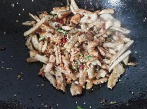 最后撒适量熟白芝麻，起锅装盘；