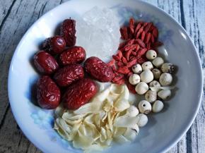 所需食材，莲子白合提前水泡发。
