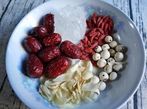 所需食材，莲子白合提前水泡发。