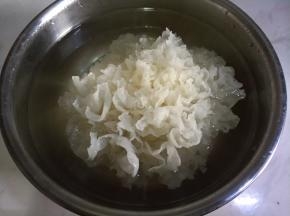银耳用温水充分泡软