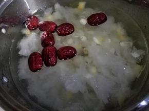 锅里加适量水，放入食材。大火煮开转至小火慢炖两小时。