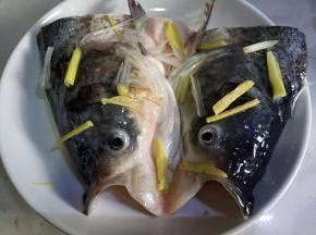 葱，姜，料酒，盐腌制十五分钟。