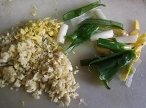 姜蒜切沫，葱切段，姜切片垫底用。