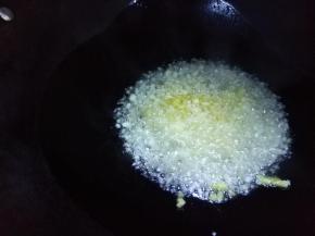 锅里放适量油烧热，放姜蒜炒香。蒜留点最后还用。