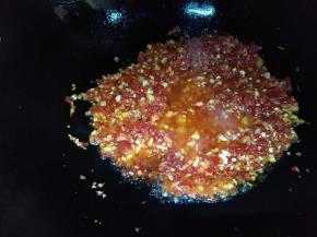 放剁椒炒香，放耗油，生抽，胡椒粉，白糖调味，炒好备用。