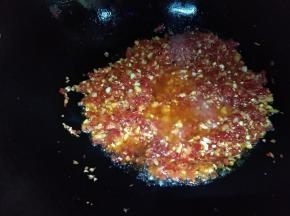 放剁椒炒香，放耗油，生抽，胡椒粉，白糖调味，炒好备用。