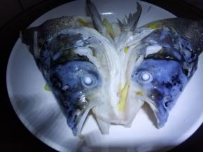 姜葱垫底，放鱼头，锅里水烧开大火蒸三分钟取出来倒掉蒸鱼里的水，捡去葱姜。